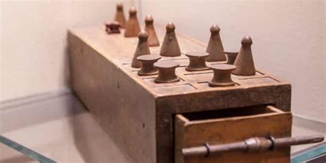 How to Play Ancient Egyptian Senet Game: Rules to Know | Bar Games 101