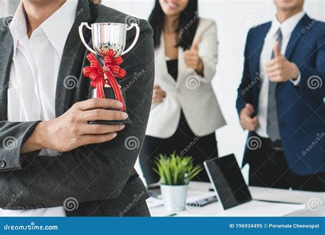 Trabajador Con El Premio Trofeo Para Los Mejores Empleados Del Mes En