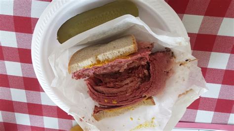 Schwartz's smoked meat sandwich in Montreal : eatsandwiches