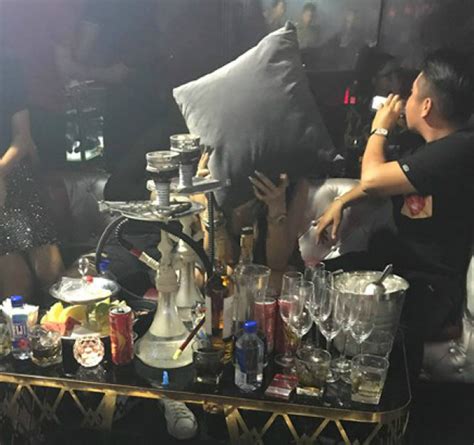 Quán bar cho hot girl mặc bikini múa cột phục vụ khách