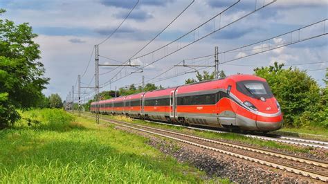 Treni Veloci Sulla Ferrovia Padova Bologna Nella Stazione Di Abano