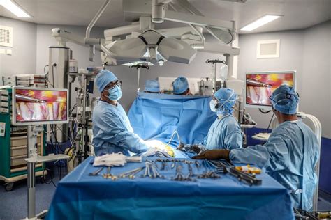 Reportage à lhôpital de Pau au bloc opératoire une routine qui