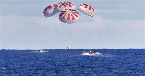 Astronauci Spacex Bezpiecznie Powr Cili Na Ziemi Zobacz Moment