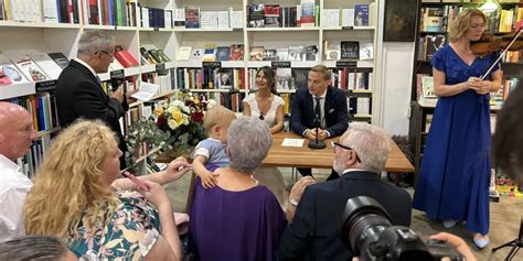 Una Pareja Celebra Su Boda En La Librer A De Valencia En La Que Se Conoci