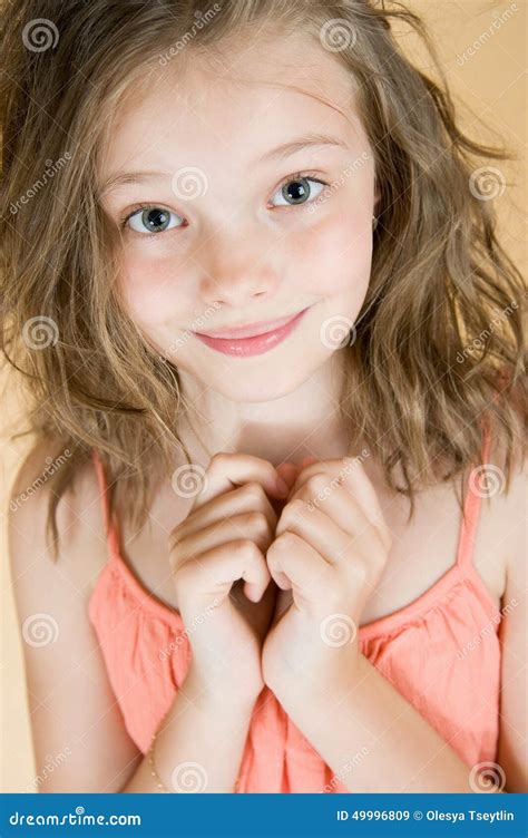 Retrato De Uma Menina Bonito Da Criança De 8 Anos Imagem de Stock