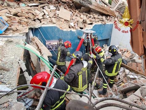 Torino Crolla Palazzina Di Due Piani Morto Bimbo Di Anni