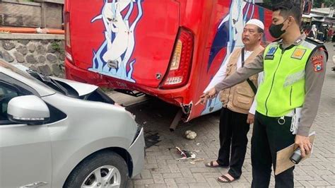 Kecelakaan Maut Di Parkir Makam Sunan Giri Satu Pelajar Tewas Lima