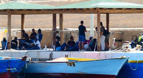 Continuano gli sbarchi a Lampedusa arrivati 224 migranti l hotspot è