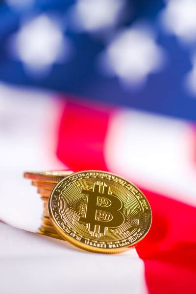 goldene bitcoins kryptowährung auf usa flagge Lizenzfreies Foto