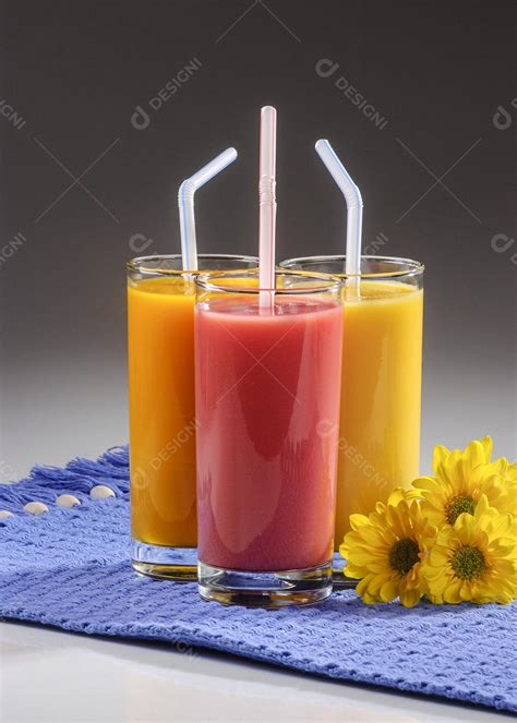 Três Copos De Suco De Fruta Com Canudos Plástico 4 Imagem  Download