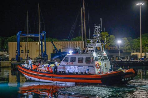 Mais de 260 migrantes foram resgatados ao largo das Canárias Expresso