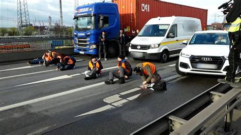 Klima Aktivisten Kleben Sich Mit Beton Auf Fahrbahn NDR De NDR 90 3