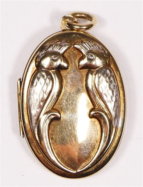 A Ct Gold Two Colour Oval Locket Unmarked With Two Love Birds Front