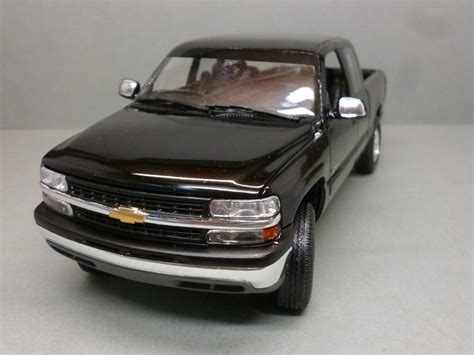 1999 Chevrolet Silverado CK 1 25 Revell 85 7646 Model Trucks