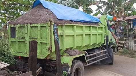 Truk Pasir Jomplang Di Jalan Sempit Menimbulkan Kemacetan