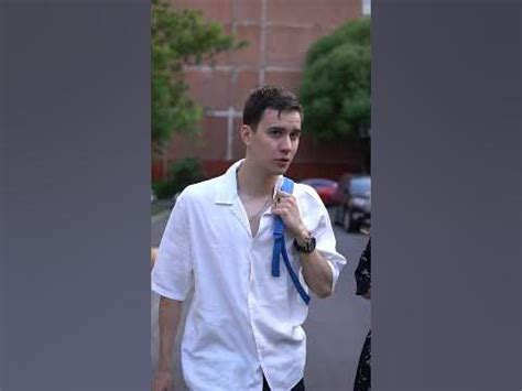 Парни, знакомьтесь правильно)) И будьте внимательнее, девушкам это ...