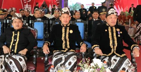 Bupati Sampang Dan Wabup Ikuti Upacara Penurunan Bendera Merah Putih