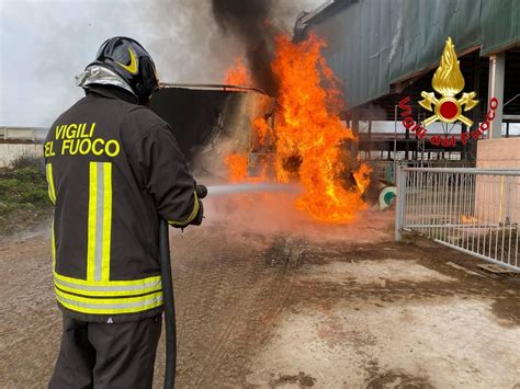 Incendio Montanaso Lombardo Mezzo Agricolo Prende Fuoco Paura In Cascina