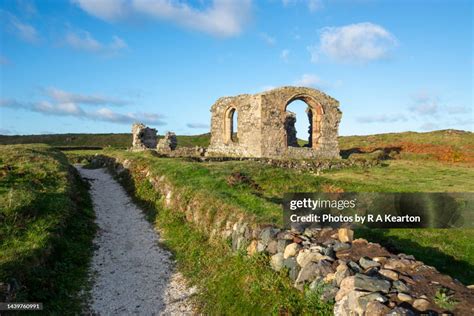 The Ruins Of St Dwynwens Church Ynys Llanddwyn Anglesey Stock-Foto - Getty Images