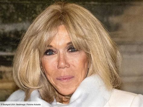 Brigitte Macron époustouflante en robe fourreau noire à épaulettes et