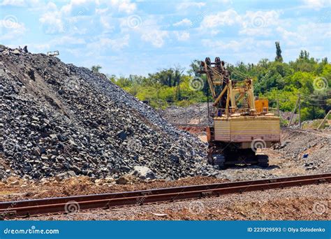 Excavadora Grande Que Trabaja En Cantera De Mineral De Hierro