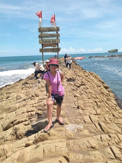 Pantai Watu Ulo Wisata Pantai Eksotis Di Pesisir Selatan Jawa Timur