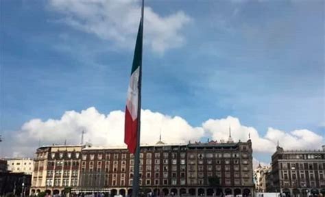 Bandera en el Zócalo a media asta por hechos del 2 de octubre