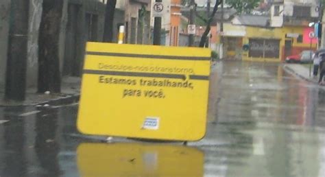 AELTEC Conhecimento é Poder COPASA Coloca placa em rua de movimento