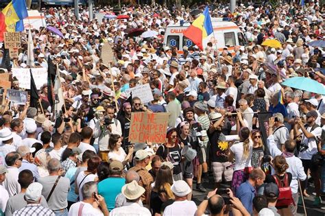 Zeci de mii de oameni în stradă la Chişinău Proteste de amploare în