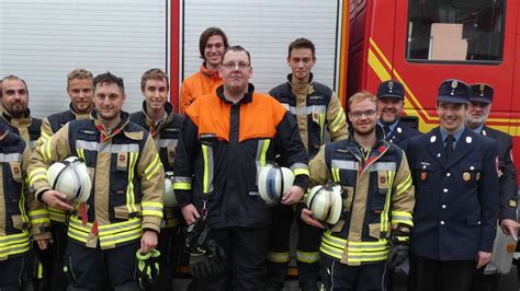 Gruppe im Löscheinsatz bei der Feuerwehr Großkarolinenfeld