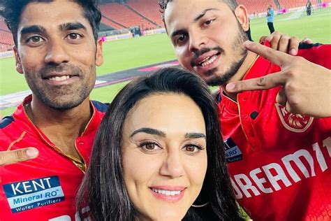 Preity Zinta Preity Zinta Shares Post Match Selfie With ‘deadly Duo