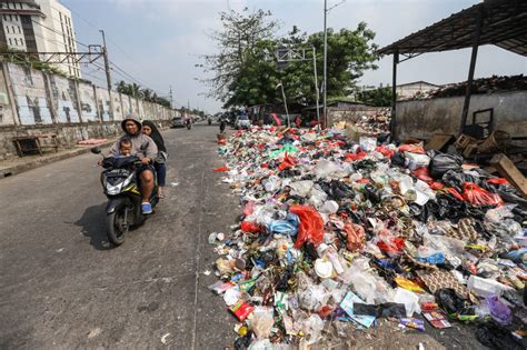 Sampah Meluber Ke Jalan Di Depok