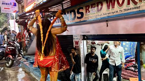 Potharaju Beating Public Funny At Balkampet Bonalu Balkampet