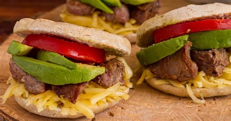 Arepa Con Carne Asada Acompa A Con Tomate Para El Desayuno