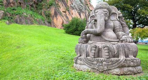 Estatua De Ganesha Hecha De Piedra Con Un Hermoso Jard N De Monta A