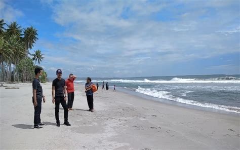 Pesona Pantai Mandiri Pesisir Barat Berpasir Hitam Dan Lokasi Nikmati