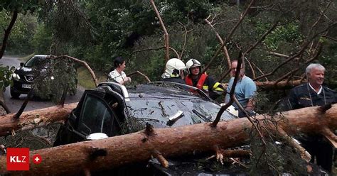 Unwetter in Kärnten Baum fiel auf Auto Frau wurde eingeklemmt