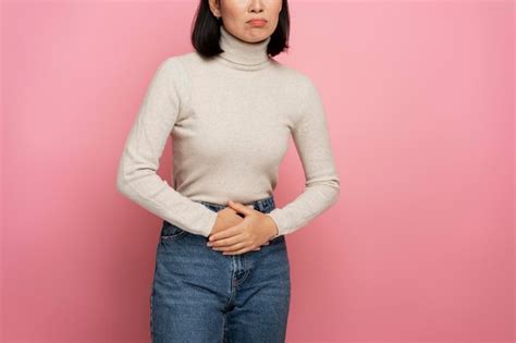 Retrato de mujer agarrando el vientre que sufre dolor de estómago