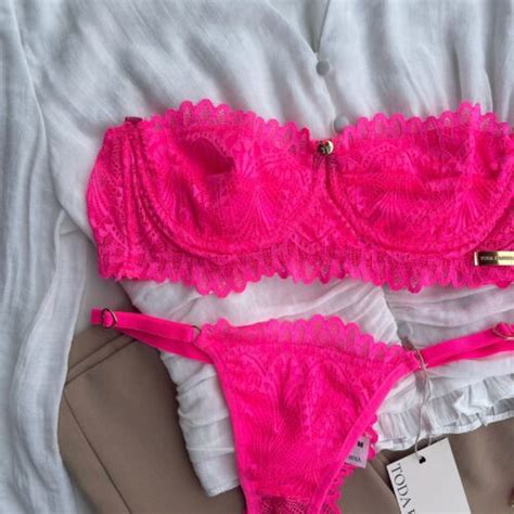 Conjunto de lingerie tomara que caia sutiã sem bojo aro e calcinha string fio dental rosa