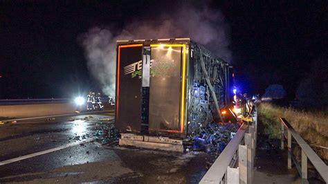 Nonstopnews Fahrer Von Getr Nke Lkw Bemerkt Flammen Und Rauch W Hrend