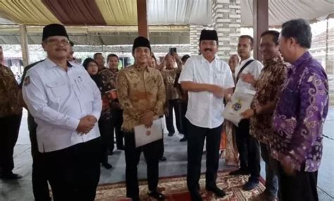 Menteri Atr Bpn Serahkan Puluhan Sertifikat Tanah Wakaf Dan Ibadah Di