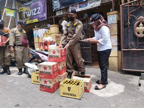 Tak Miliki Izin Satpol Pp Kota Semarang Segel Toko Dan Sita Botol