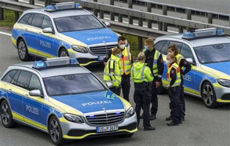 Un șofer român a uitat că este în Germania și a șicanat în trafic o