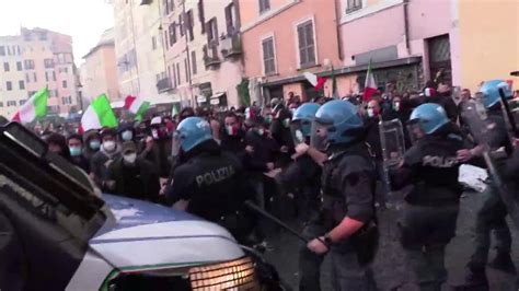 Cortei A Roma Contro Il Lockdown Disordini E Scontri Con La Polizia