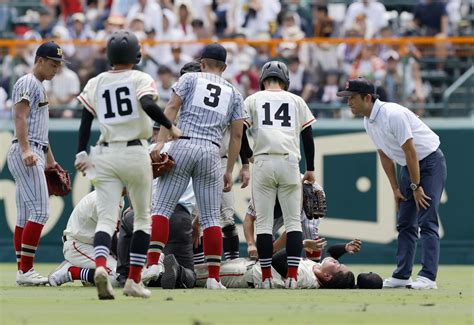 【甲子園】初導入クーリングタイム直後に土浦日大、上田西の両チーム選手が足をつり交代 高校野球夏の甲子園写真ニュース 日刊スポーツ