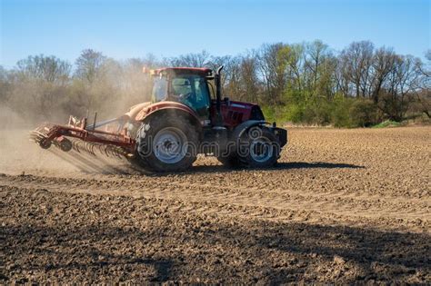 Agricultor En Tractor Preparando Tierra Con Cultivo De Semilla Sol