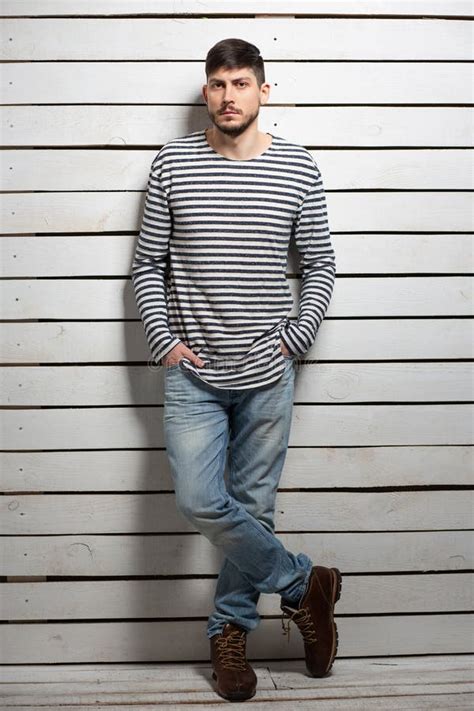 Attraktive Junge Brunette Posieren Im Studio Stockfoto Bild Von Kaukasisch Stattlich