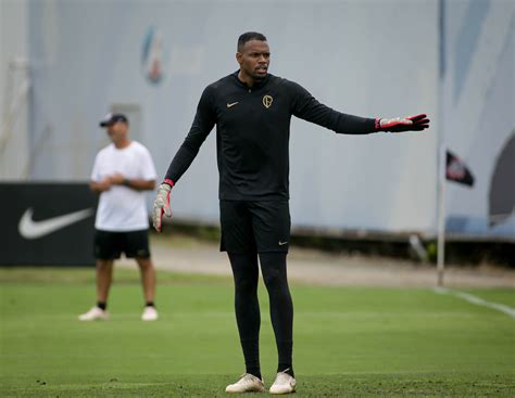 Corinthians acerta renovação de contrato o goleiro Carlos Miguel