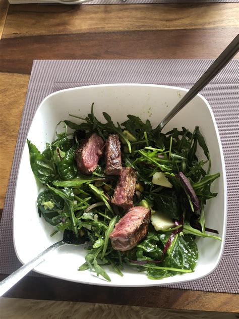 Rucola Avocado Salat Mit Rindfleisch Streifen Rindfleisch Avocado