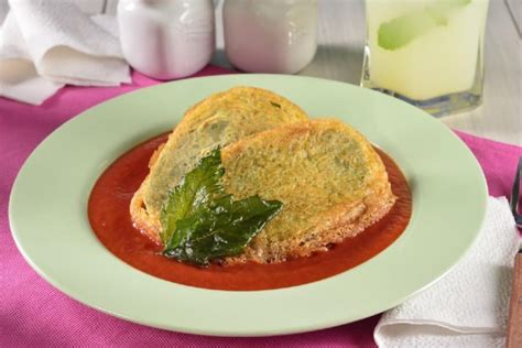 Nopales Rellenos En Caldillo De Jitomate Con Sal Y Azucar